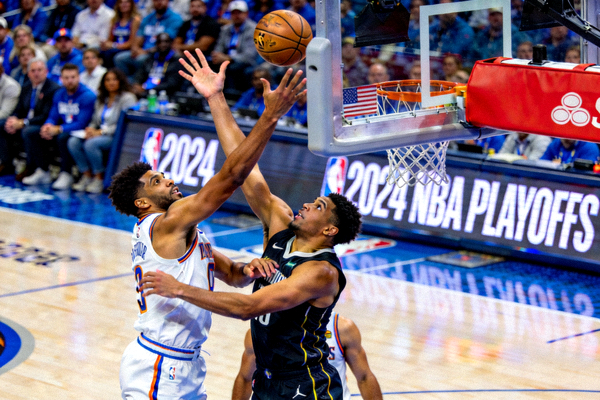 NBA季后赛激烈对抗赛场图片 - 球员篮下争抢